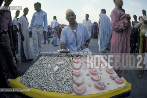( MAROCCO ) MARRAKECH :  LA PIAZZA JEMAA EL FNA - DENTISTA  - © 1996 Graziano Arici/Rosebud2 / GEO