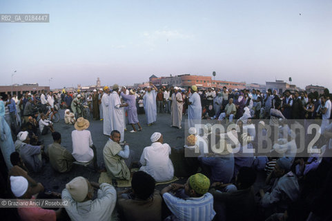 ( MAROCCO ) MARRAKECH :  LA PIAZZA JEMAA EL FNA - MUSICISTI HARATIN  - © 1996 Graziano Arici/Rosebud2 / GEO