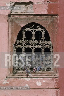 ( MAROCCO ) MARRAKECH : UNA STRADA DELLA  MEDINA  - © 1996 Graziano Arici/Rosebud2 / GEO  / FINESTRA