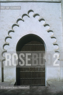 ( MAROCCO ) MARRAKECH :  MEDINA -  MAUSOLEO DI YOUSSEF BE TACHFAN PORTA  - © 1996 Graziano Arici/Rosebud2 / GEO