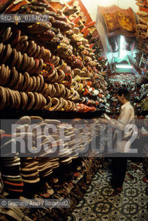 ( MAROCCO ) MARRAKECH :  -  MEDINA - I SOUKS  - © 1996 Graziano Arici/Rosebud2 / GEO / MERCATO / SCARPE