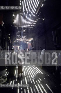 ( MAROCCO ) MARRAKECH :  -  MEDINA - I  SOUKS  - © 1996 Graziano Arici/Rosebud2 / GEO / MERCATO