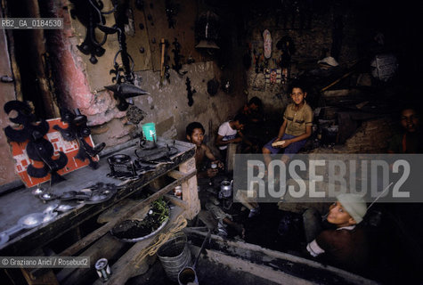 ( MAROCCO ) MARRAKECH :  -  MEDINA - I  SOUKS  - © 1996 Graziano Arici/Rosebud2 / GEO / MERCATO/ OFFICINA