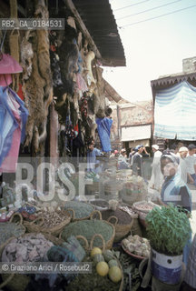 ( MAROCCO ) MARRAKECH :  -  MEDINA - I  SOUKS  - © 1996 Graziano Arici/Rosebud2 / GEO / MERCATO