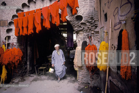 ( MAROCCO ) MARRAKECH :  -  MEDINA - I  SOUKS  - © 1996 Graziano Arici/Rosebud2 / GEO / MERCATO / TINTORI DI STOFFE