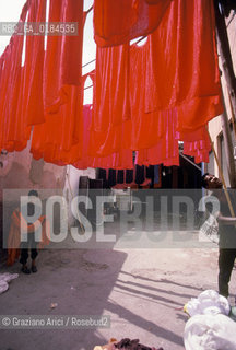 ( MAROCCO ) MARRAKECH :  -  MEDINA - I  SOUKS  - © 1996 Graziano Arici/Rosebud2 / GEO / MERCATO / TINTORI DI STOFFE