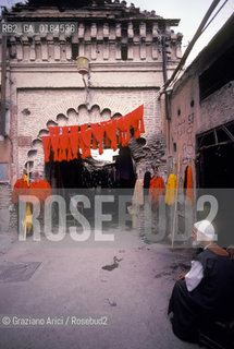 ( MAROCCO ) MARRAKECH :  -  MEDINA - I  SOUKS  - © 1996 Graziano Arici/Rosebud2 / GEO / MERCATO / TINTORI DI STOFFE