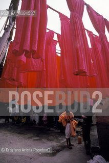 ( MAROCCO ) MARRAKECH :  -  MEDINA - I  SOUKS  - © 1996 Graziano Arici/Rosebud2 / GEO / MERCATO / TINTORI DI STOFFE / ROSSO