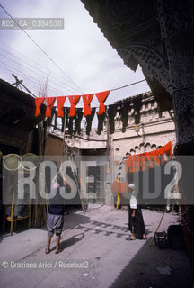 ( MAROCCO ) MARRAKECH :  -  MEDINA - I  SOUKS  - © 1996 Graziano Arici/Rosebud2 / GEO / MERCATO / TINTORI DI STOFFE