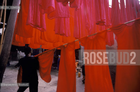 ( MAROCCO ) MARRAKECH :  -  MEDINA - I  SOUKS  - © 1996 Graziano Arici/Rosebud2 / GEO / MERCATO / TINTORI DI STOFFE / ROSSO