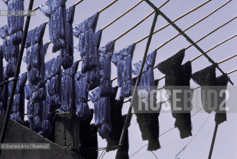 ( MAROCCO ) MARRAKECH :  -  MEDINA - I  SOUKS  - © 1996 Graziano Arici/Rosebud2 / GEO / MERCATO / TINTORI DI STOFFE