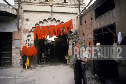 ( MAROCCO ) MARRAKECH :  -  MEDINA - I  SOUKS  - © 1996 Graziano Arici/Rosebud2 / GEO / MERCATO / TINTORI DI STOFFE