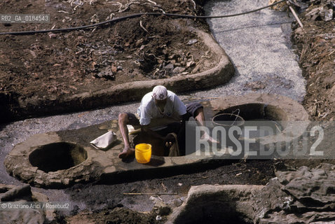 ( MAROCCO ) MARRAKECH :  -  MEDINA - I  SOUKS  - © 1996 Graziano Arici/Rosebud2 / GEO / MERCATO / TINTORI DI STOFFE