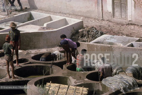 ( MAROCCO ) MARRAKECH :  -  MEDINA - I  SOUKS  - © 1996 Graziano Arici/Rosebud2 / GEO / MERCATO / TINTORI DI STOFFE