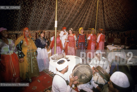 ( MAROCCO ) MARRAKECH :  - SPETTACOLO FOLKLORISTICO  - © 1996 Graziano Arici/Rosebud2 / GEO / TURISMO