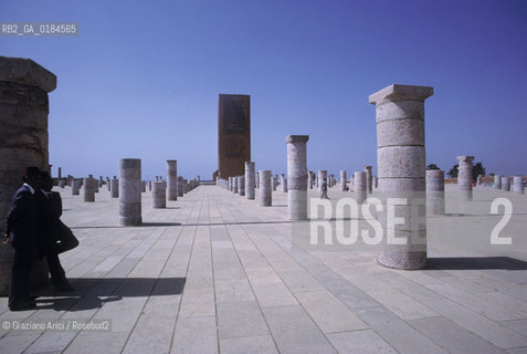 ( MAROCCO ) RABAT :  LA TORRE HASSAN E I RESTI DELLA MOSCHEA  - © 1996 Graziano Arici/Rosebud2 / GEO /