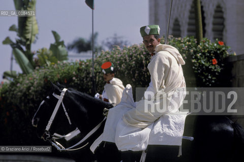 ( MAROCCO ) RABAT :  IL MAUSOLEO DI RE MOHAMED V  - GUARDIE A CAVALLO  - © 1996 Graziano Arici/Rosebud2 / GEO /