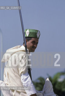 ( MAROCCO ) RABAT :  IL MAUSOLEO DI RE MOHAMED V  - GUARDIE A CAVALLO  - © 1996 Graziano Arici/Rosebud2 / GEO /