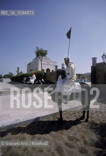 ( MAROCCO ) RABAT :  IL MAUSOLEO DI RE MOHAMED V  - GUARDIE A CAVALLO  - © 1996 Graziano Arici/Rosebud2 / GEO /