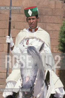 ( MAROCCO ) RABAT :  IL MAUSOLEO DI RE MOHAMED V  - GUARDIE A CAVALLO  - © 1996 Graziano Arici/Rosebud2 / GEO /