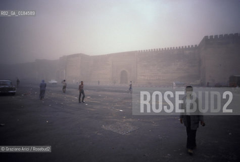 ( MAROCCO ) MEKNES :  LA PORTA BAB EL MANSOUR SOTTO UNA TEMPESTA DI SABBIA  - © 1996 Graziano Arici/Rosebud2 / GEO /