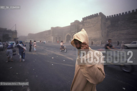 ( MAROCCO ) MEKNES :  LA PORTA BAB EL MANSOUR SOTTO UNA TEMPESTA DI SABBIA  - © 1996 Graziano Arici/Rosebud2 / GEO /