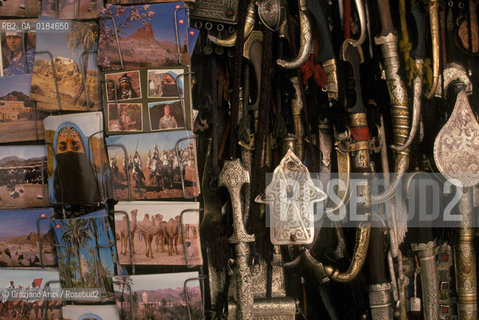 ( MAROCCO ) OGGETTI TURISTICI   - © 1996 Graziano Arici/Rosebud2 / GEO /