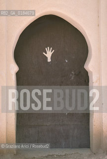 ( MAROCCO ) MAROCCO DEL SUD : ZONA PRESEDERTICA DEL TAFILALET  - OASI DI ERFOUD - © 1996 Graziano Arici/Rosebud2 / GEO / PORTA / MANO