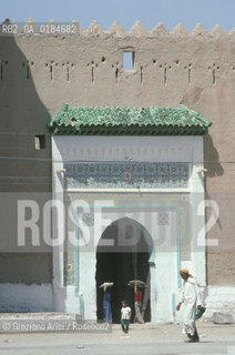 ( MAROCCO ) MAROCCO DEL SUD : ZONA PRESEDERTICA DEL TAFILALET  - OASI DI RISSANI - © 1996 Graziano Arici/Rosebud2 / GEO / ENTRATA DEL SOUK