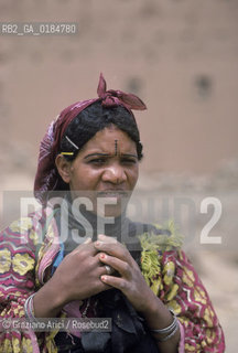 ( MAROCCO ) SUD DEL MAROCCO : VALLE DEL DRAA  - © 1996 Graziano Arici/Rosebud2 / GEO / DONNA BERBERE
