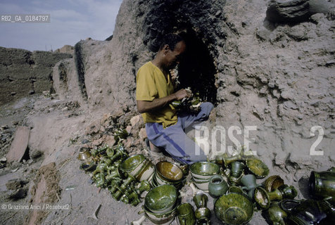 ( MAROCCO ) SUD DEL MAROCCO : OASI DI  TAMEGROUTE - FORNO DI CERAMICHE  - © 1996 Graziano Arici/Rosebud2 / GEO
