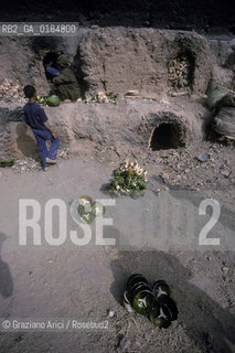 ( MAROCCO ) SUD DEL MAROCCO : OASI DI  TAMEGROUTE - FORNO DI CERAMICA  - © 1996 Graziano Arici/Rosebud2 / GEO / ARTIGIANATO