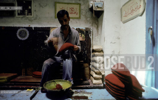 ( TUNISIA ) TUNISI : I SOUKS  - © 1996 Graziano Arici/Rosebud2 / GEO / ARTIGIANO DI CAPPELLI FEZ