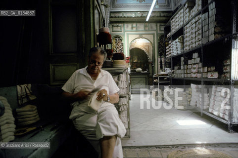 ( TUNISIA ) TUNISI : I SOUKS  - © 1996 Graziano Arici/Rosebud2 / GEO / ARTIGIANO DI CAPPELLI FEZ