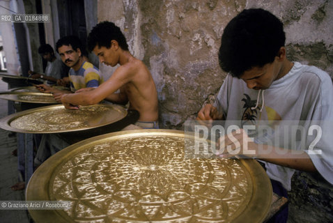 ( TUNISIA ) TUNISI : I SOUKS  - © 1996 Graziano Arici/Rosebud2 / GEO / ARTIGIANATO