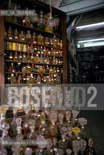 ( TUNISIA ) TUNISI : I SOUKS  - © 1996 Graziano Arici/Rosebud2 / GEO / PROFUMI