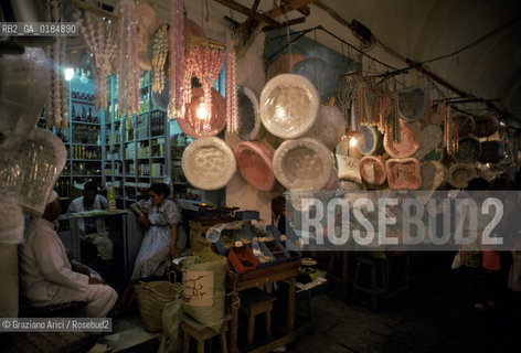 ( TUNISIA ) TUNISI : I SOUKS  - © 1996 Graziano Arici/Rosebud2 / GEO /