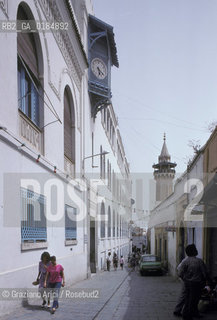 ( TUNISIA ) TUNISI : UNA VIA DEL CENTRO  - © 1996 Graziano Arici/Rosebud2 / GEO