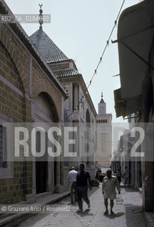 ( TUNISIA ) TUNISI : UNA STRADA DELLA MEDINA  - © 1996 Graziano Arici/Rosebud2 / GEO