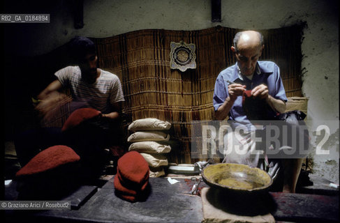 ( TUNISIA ) TUNISI : I SOUKS  - © 1996 Graziano Arici/Rosebud2 / GEO / ARTIGIANO DI CAPPELLI FEZ