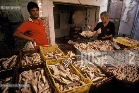 ( TUNISIA ) TUNISI : I SOUKS  - © 1996 Graziano Arici/Rosebud2 / GEO / PESCE
