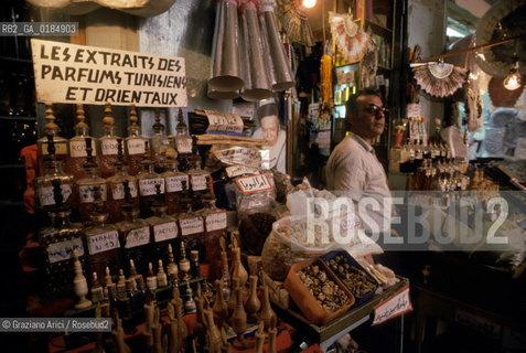 ( TUNISIA ) TUNISI : I SOUKS  - © 1996 Graziano Arici/Rosebud2 / GEO /