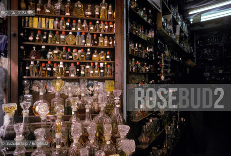 ( TUNISIA ) TUNISI : I SOUKS  - © 1996 Graziano Arici/Rosebud2 / GEO / PROFUMI