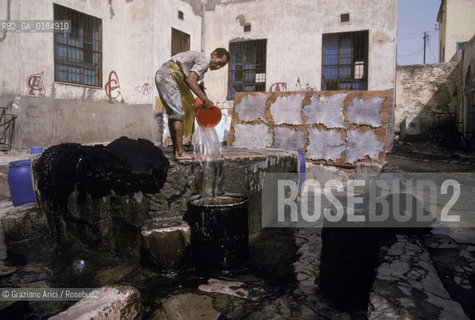 ( TUNISIA ) TUNISI : CONCIATORI DI PELLE  - © 1996 Graziano Arici/Rosebud2 / GEO /