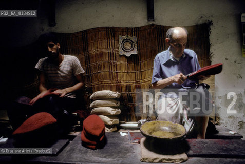 ( TUNISIA ) TUNISI : I SOUKS  - © 1996 Graziano Arici/Rosebud2 / GEO / ARTIGIANO DI CAPPELLI FEZ