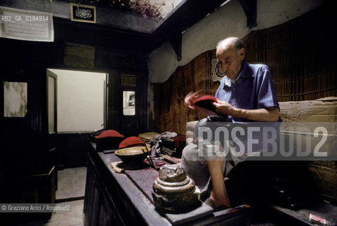 ( TUNISIA ) TUNISI : I SOUKS  - © 1996 Graziano Arici/Rosebud2 / GEO / ARTIGIANO DI CAPPELLI FEZ