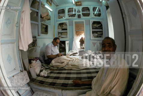 ( TUNISIA ) TUNISI : I SOUKS  - © 1996 Graziano Arici/Rosebud2 / GEO / SARTO