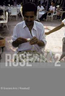 ( TUNISIA ) TUNISI : VENDITORE DI GELSOMINI  - © 1996 Graziano Arici/Rosebud2 / GEO /