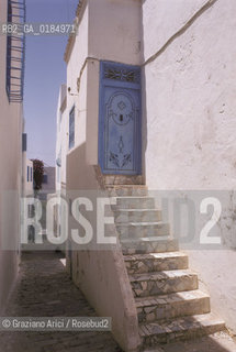 ( TUNISIA ) SIDI BOU SAID : UNA STRADINA DEL CENTRO  - © 1996 Graziano Arici/Rosebud2 / GEO