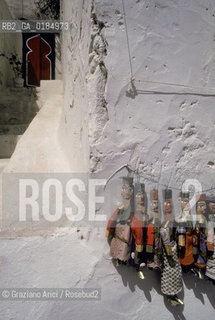 ( TUNISIA ) SIDI BOU SAID : UNA STRADINI DEL CENTRO  - © 1996 Graziano Arici/Rosebud2 / GEO / BURATTINI